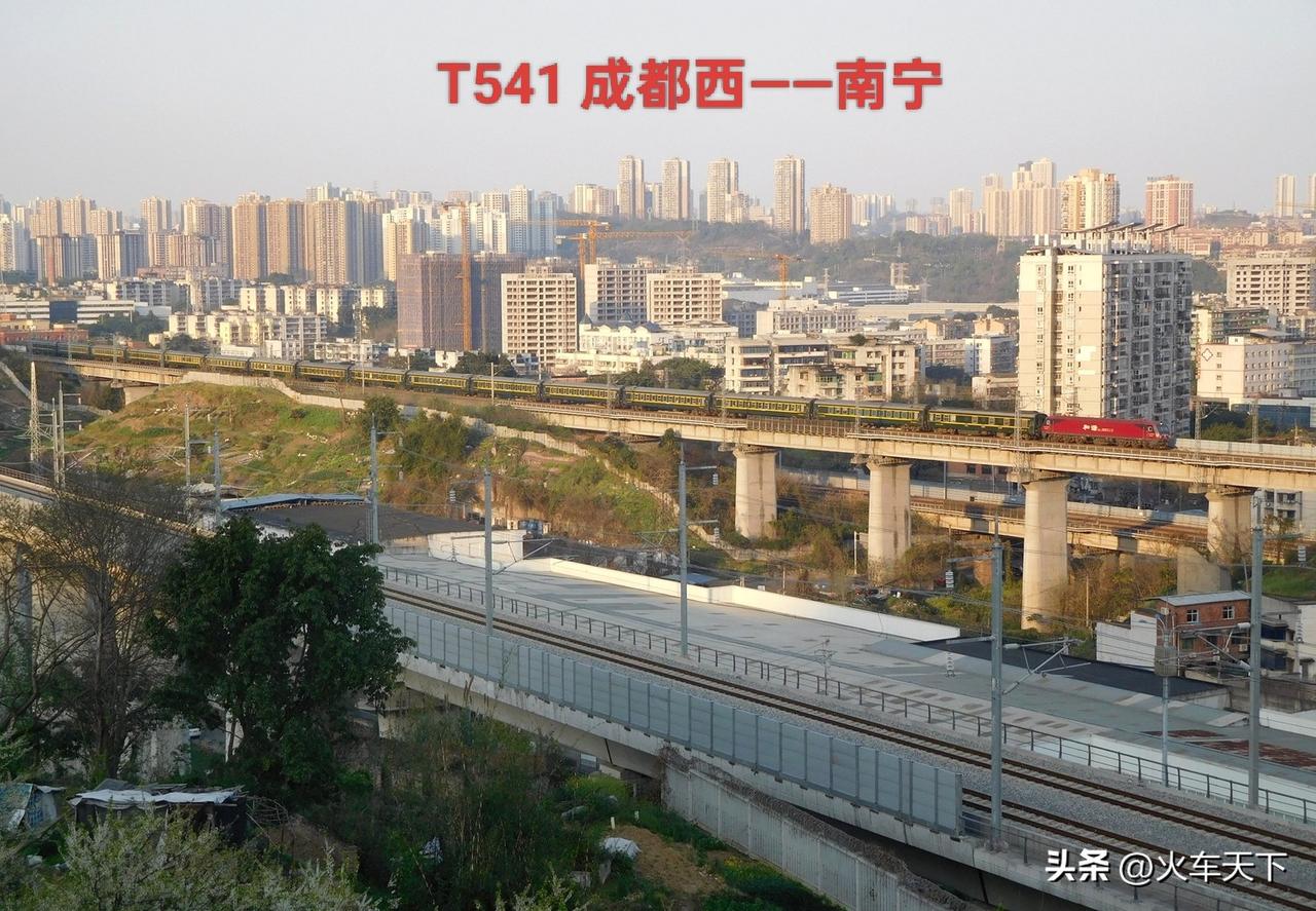 虽然渝贵铁路目前是动车组列车为主，但还是有少量普速客车，这些普速客车当中档次最高