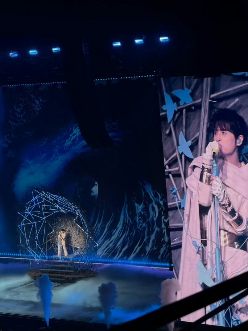 张远演唱会观众席有张智霖袁咏仪🌙晚风搭配动人旋律，老友相逢氛围感拉满，让深圳这