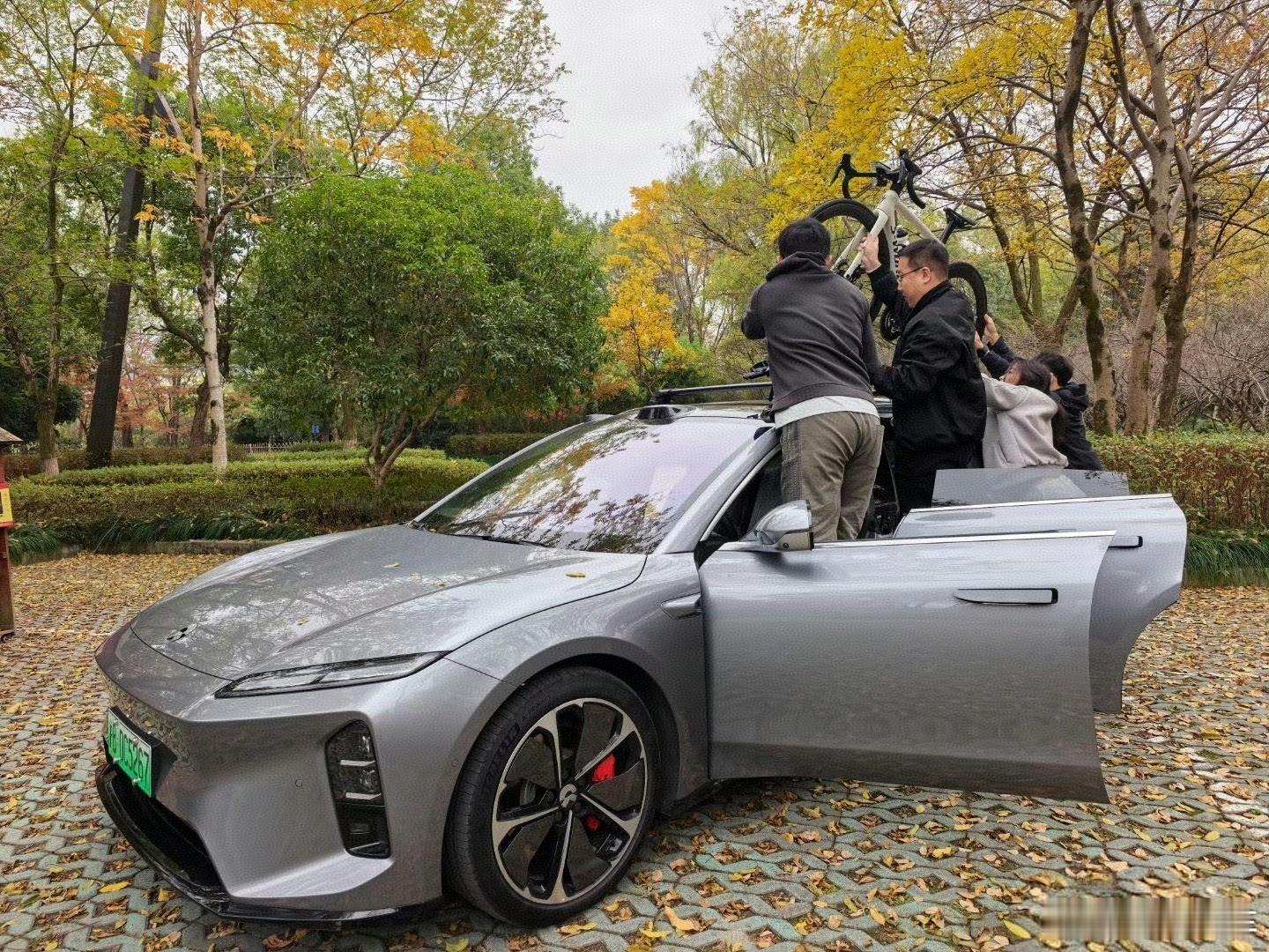 闪电 终于上车了！第一次上蔚来et5t 没什么经验4个人才完成但是你别说，你还真