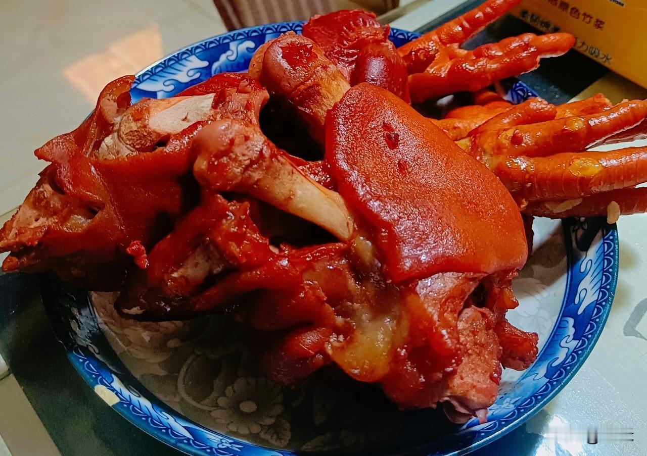 吃了一星期的素菜，感觉我都缺营养了[捂脸]于是就买了猪蹄子和鸡爪[偷笑]