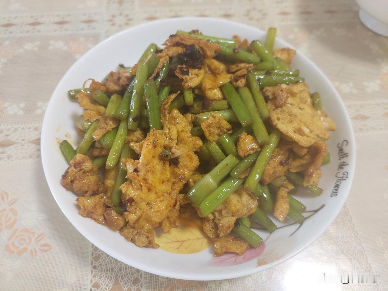 有些事坚持坚持，真就做了。

昨天下午睡了两个小时，晚上把番茄小说第4本的60多