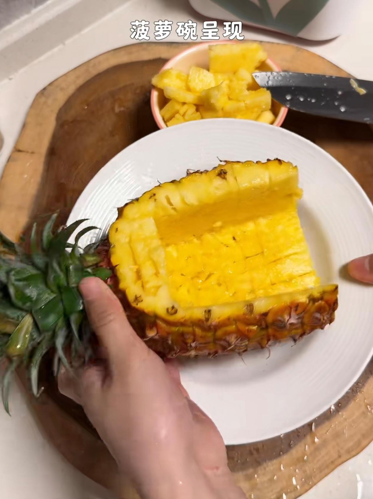 昨晚突然馋菠萝蛋炒饭，说做就做，捣鼓了一阵子，结果直接惊艳全家！
       