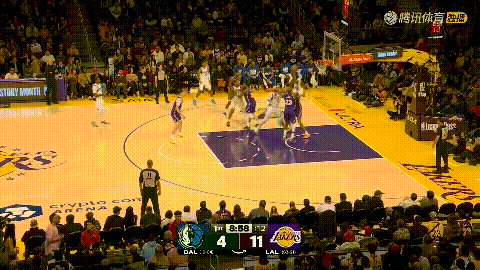 湖人超级巨星詹姆斯真是太能得瑟了！在今天湖人主场迎战独行侠的比赛中，当时比赛进行
