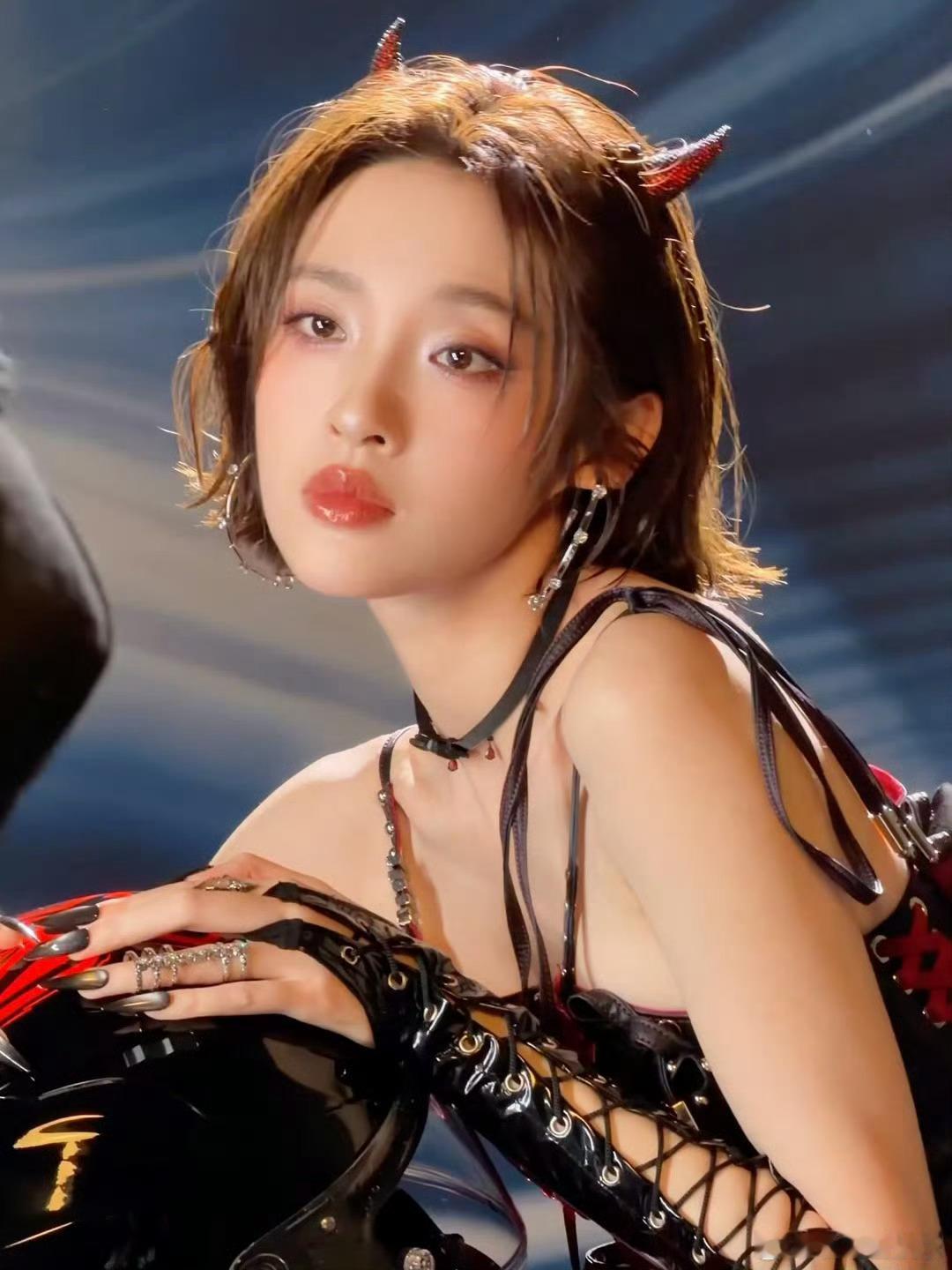 这样的祺贵人朕从未见过唐艺昕这组有点东西啊！以前印象里祺贵人骄纵明艳，没想到换上