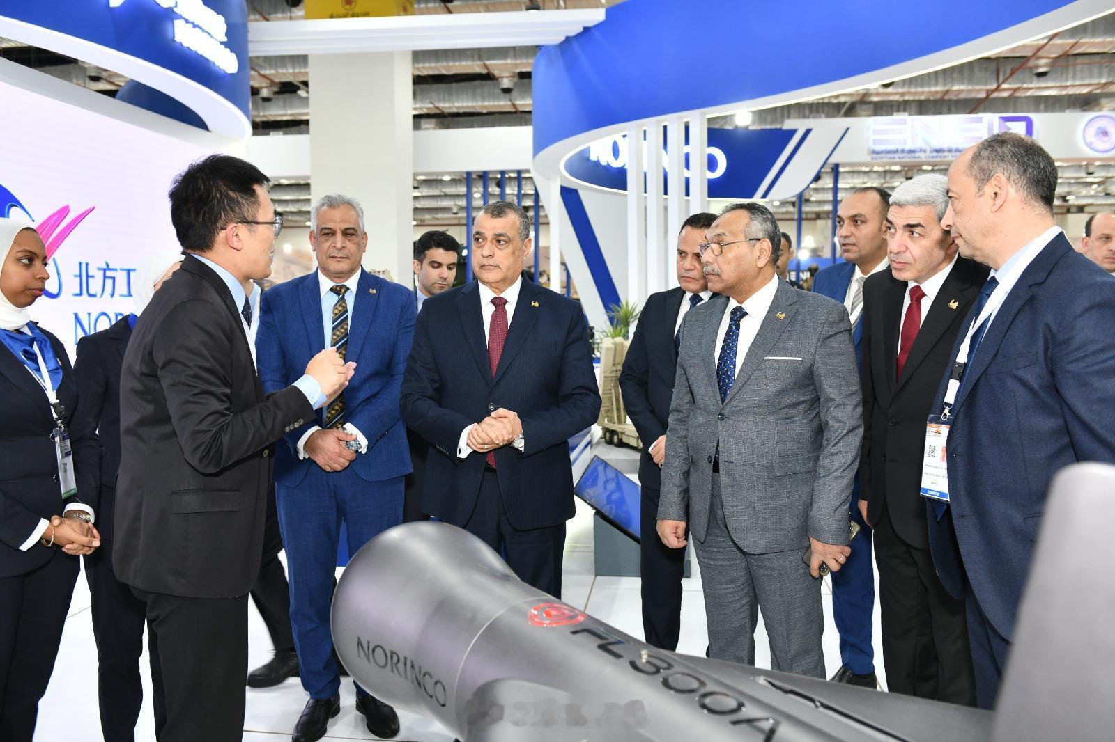 2025埃及国际防务展上，埃及国防部长参观了中国保利和北方的柜台 