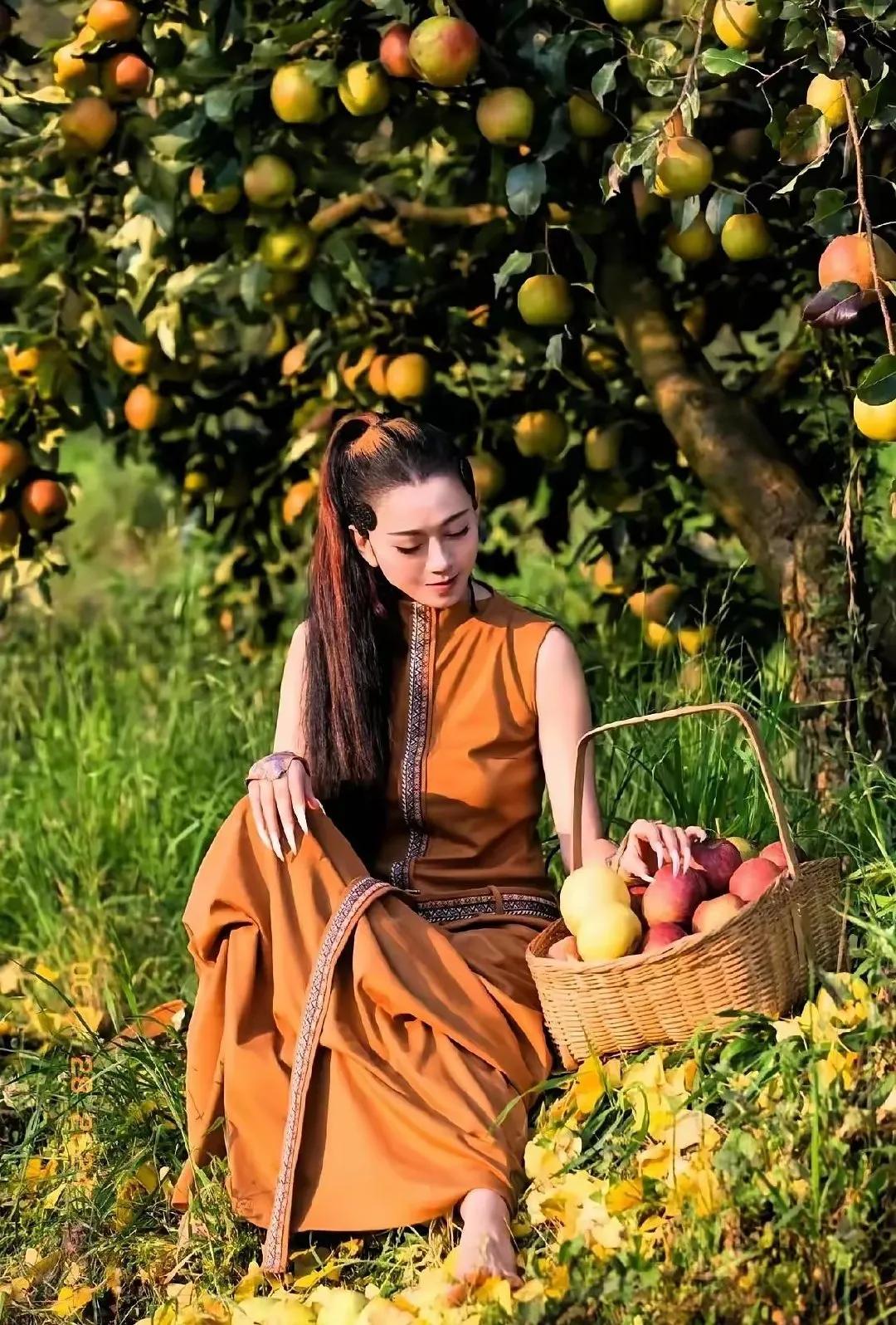 杨丽萍不跳舞的时候，很喜欢花花草草，她在洱海的家，院子里也种了各种各样的植物，这