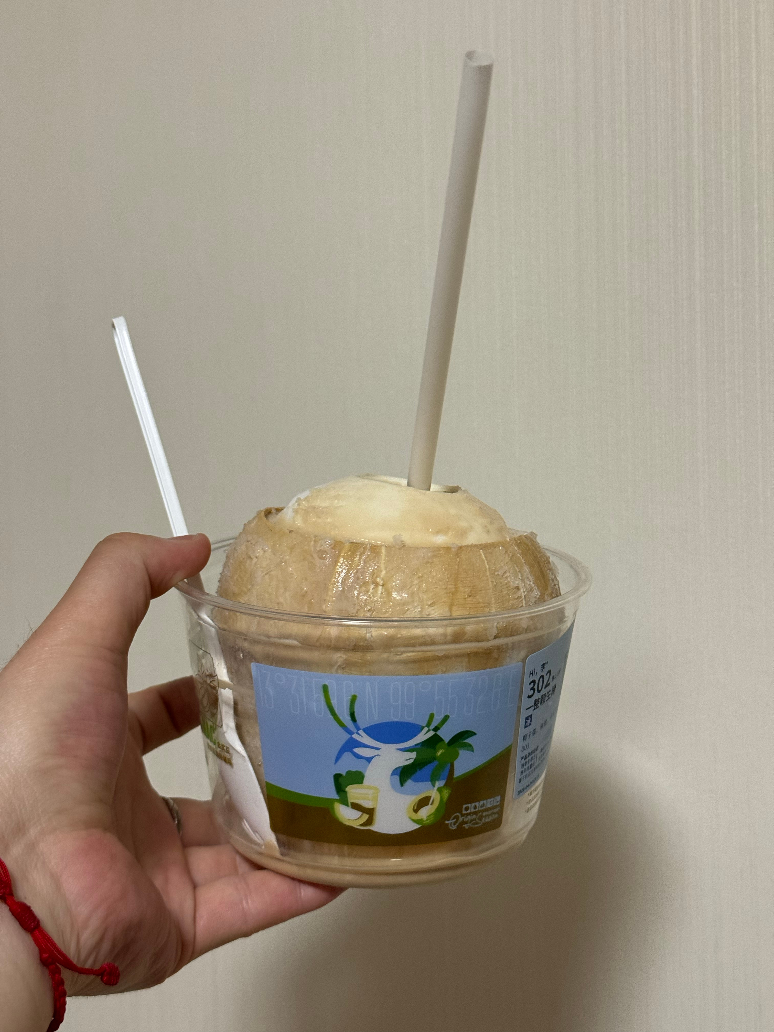 终于喝到了瑞幸的新品一整颗生椰，先喝咖啡后吃冰确实有点意思🥥 