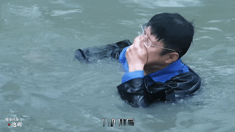 蛮好的人生 渣教授你离开了她就只配走下坡路了呢[挤眼]咱们曼黎已经靠本事走向了新