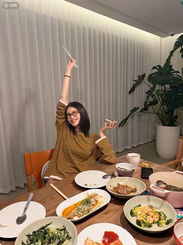 何穗晒出老公陈伟霆做的五菜一汤，精致如减脂餐，既健康又美味。两人作为超模与演员，