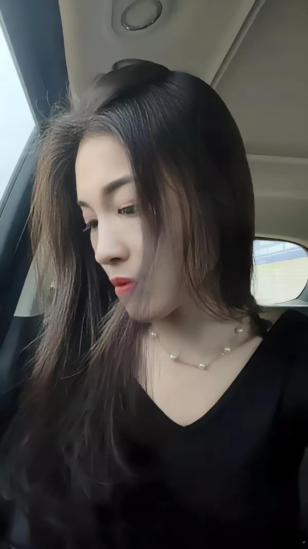 男人不主动示好，女人是不会动心，男人不展示爱意，女人不会敞开心扉。一次微笑，一次