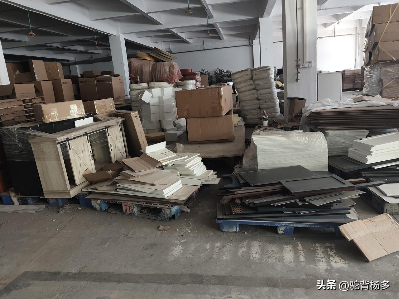 春日生活打卡季我发现了个问题，但凡工厂里杂私无章，到处都是乱七八糟的杂物，这工厂