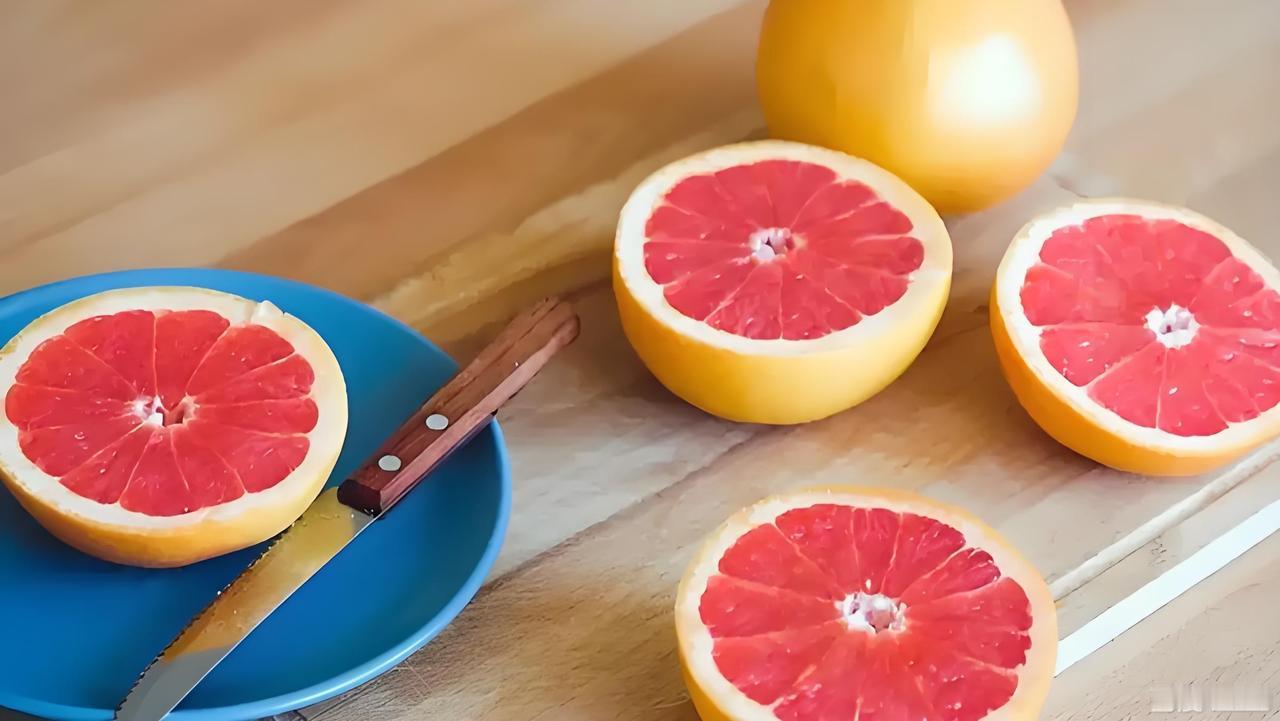 服药期间尽量避免食用西柚，因其含有的呋喃香豆素，会抑制肝脏中CYP3A4酶的活性