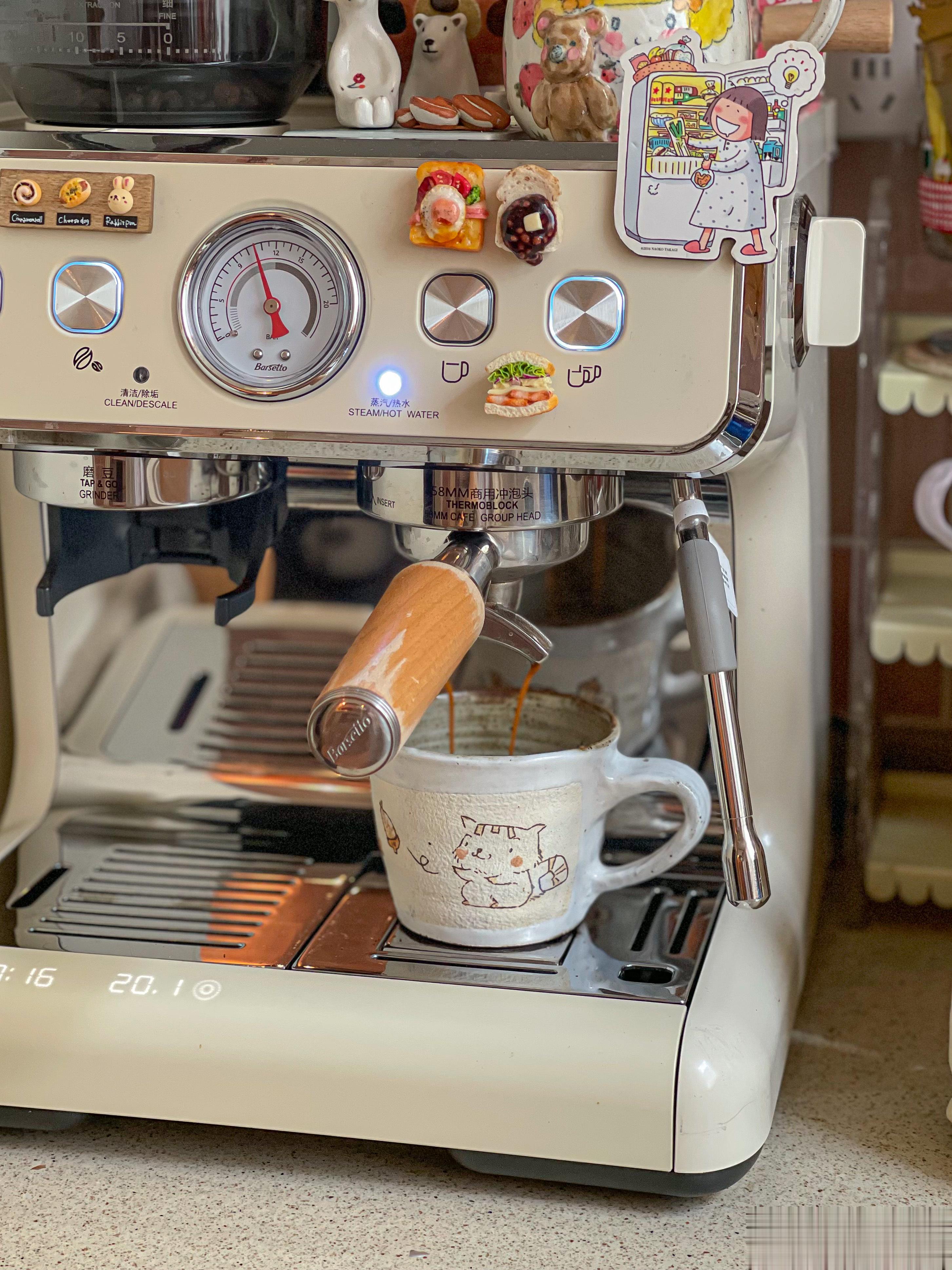 一杯好看的焦糖玛奇除了拉花，这种雕花也很好看，0难度，咖啡一样好喝，姐妹们可以试