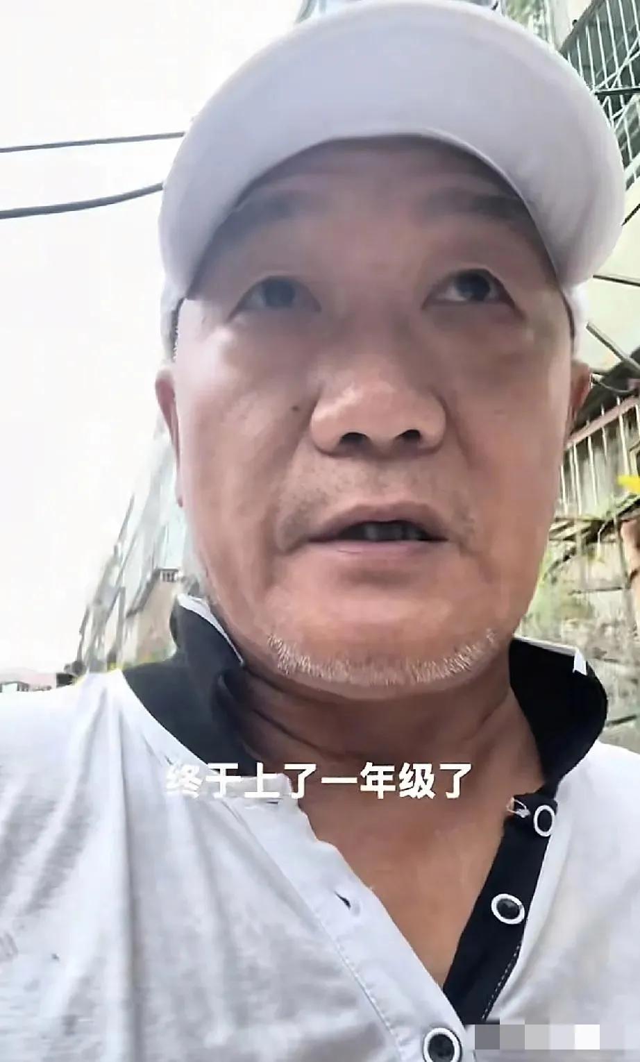 62岁谢东有些尴尬了：送儿子上小学一年级，胡子花白像爷爷带孙子！50多岁才结婚生