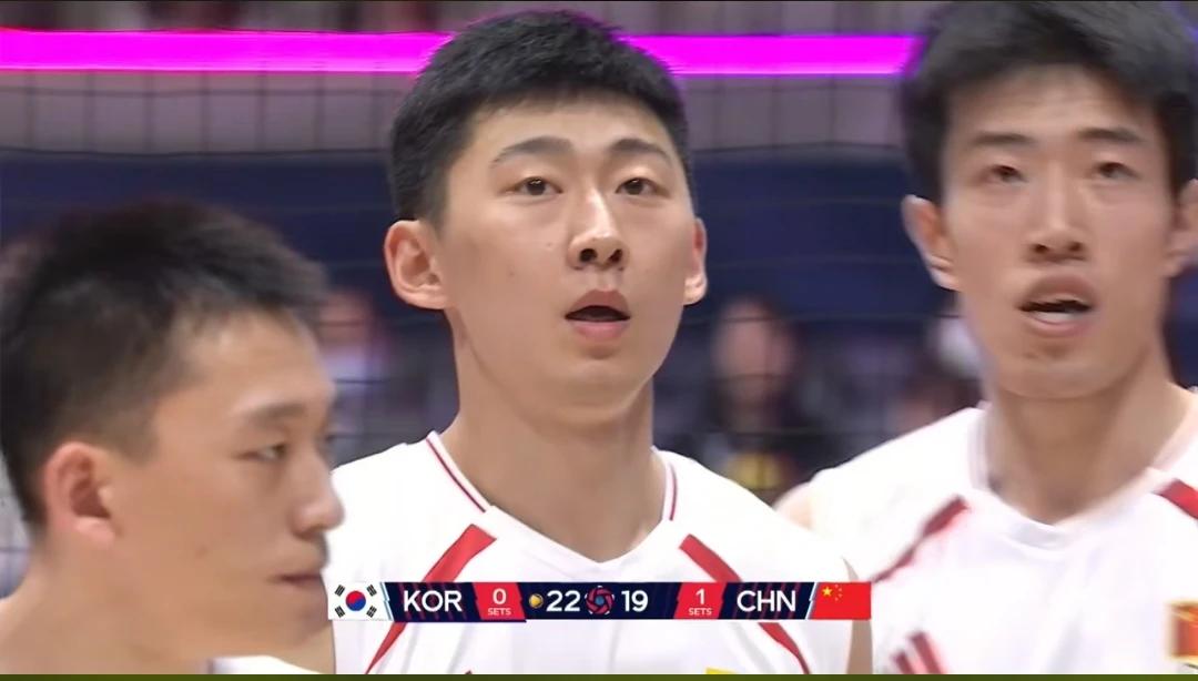 中韩男排大比拼，第二局太紧张了，中国男排王滨俞元泰进攻受阻，温子华换下江川，彭仕