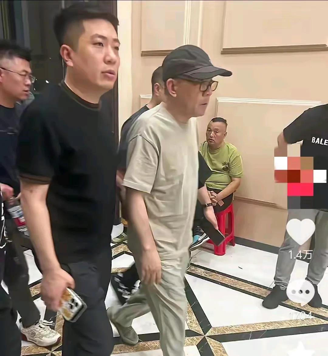 杨议，引发热议！
老父亲杨少华突然没了，在父亲的灵堂上，杨议的两个举动引发热议！