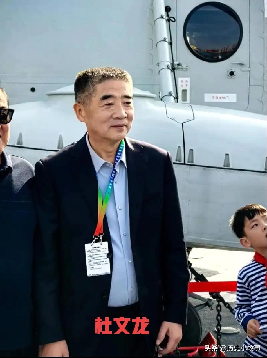 杜文龙，男，1964年11月19日出生，北京通州人，军事学硕士，大校军衔，主要从