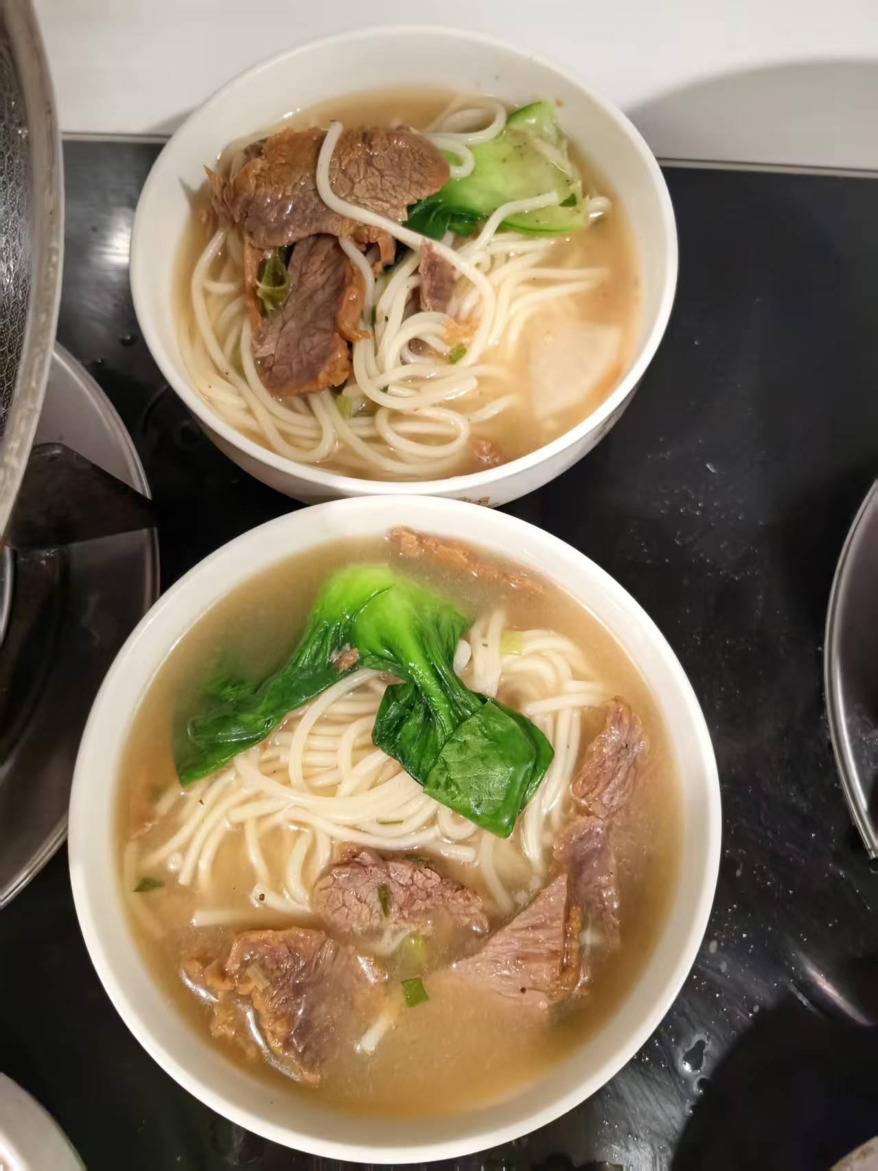 今日早餐：牛肉面
从网上购的牛肉粉，下了几碗香香的牛肉面，吃的太过瘾了[捂脸][
