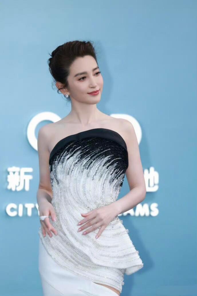 水舞间女明星百花齐放水舞间女明星状态 水舞间新章揭幕红毯，这几位都是妈妈级别[好