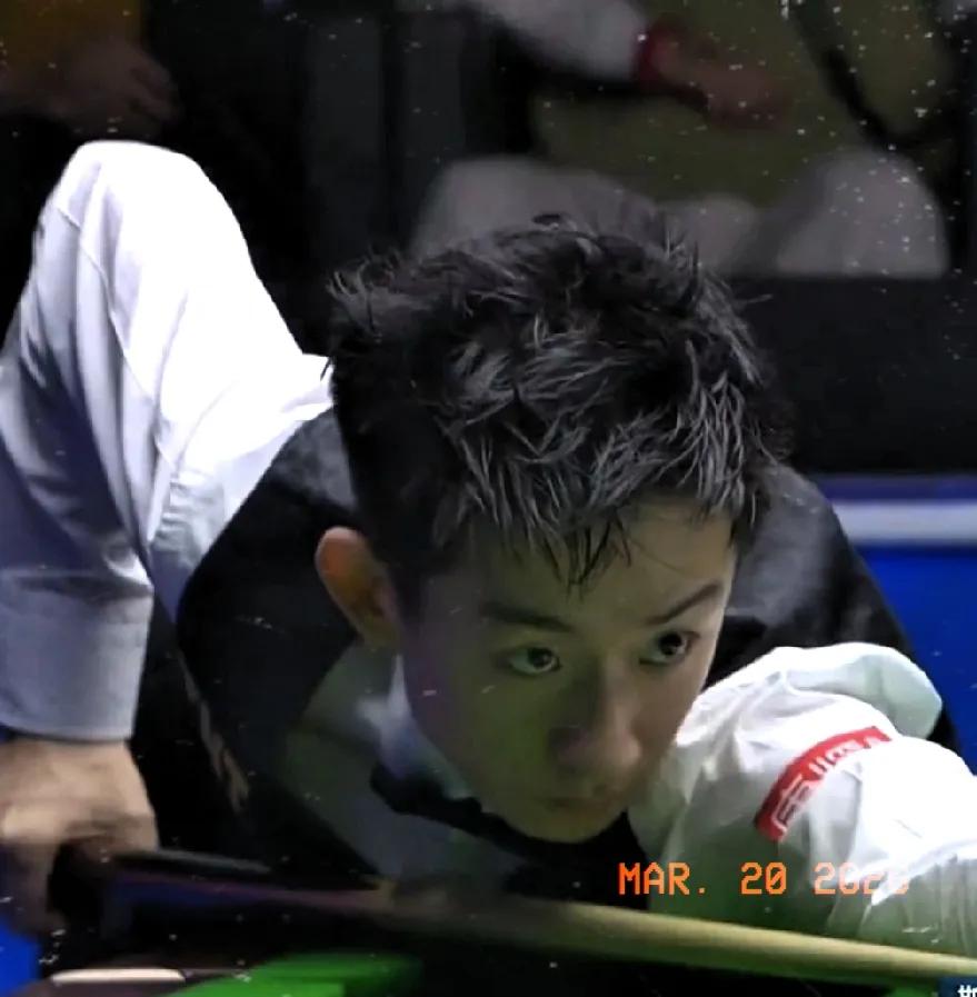 第3局，吴宜泽单杆50+，二度上手，123-3胜出。比分3-0领先。
三连胜，三