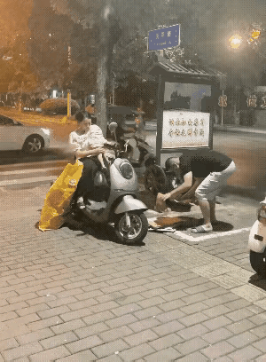 看哭了！近日广东的网友透露，当地的一对年轻的夫妇骑着电动车带着小孩，一家三口出去