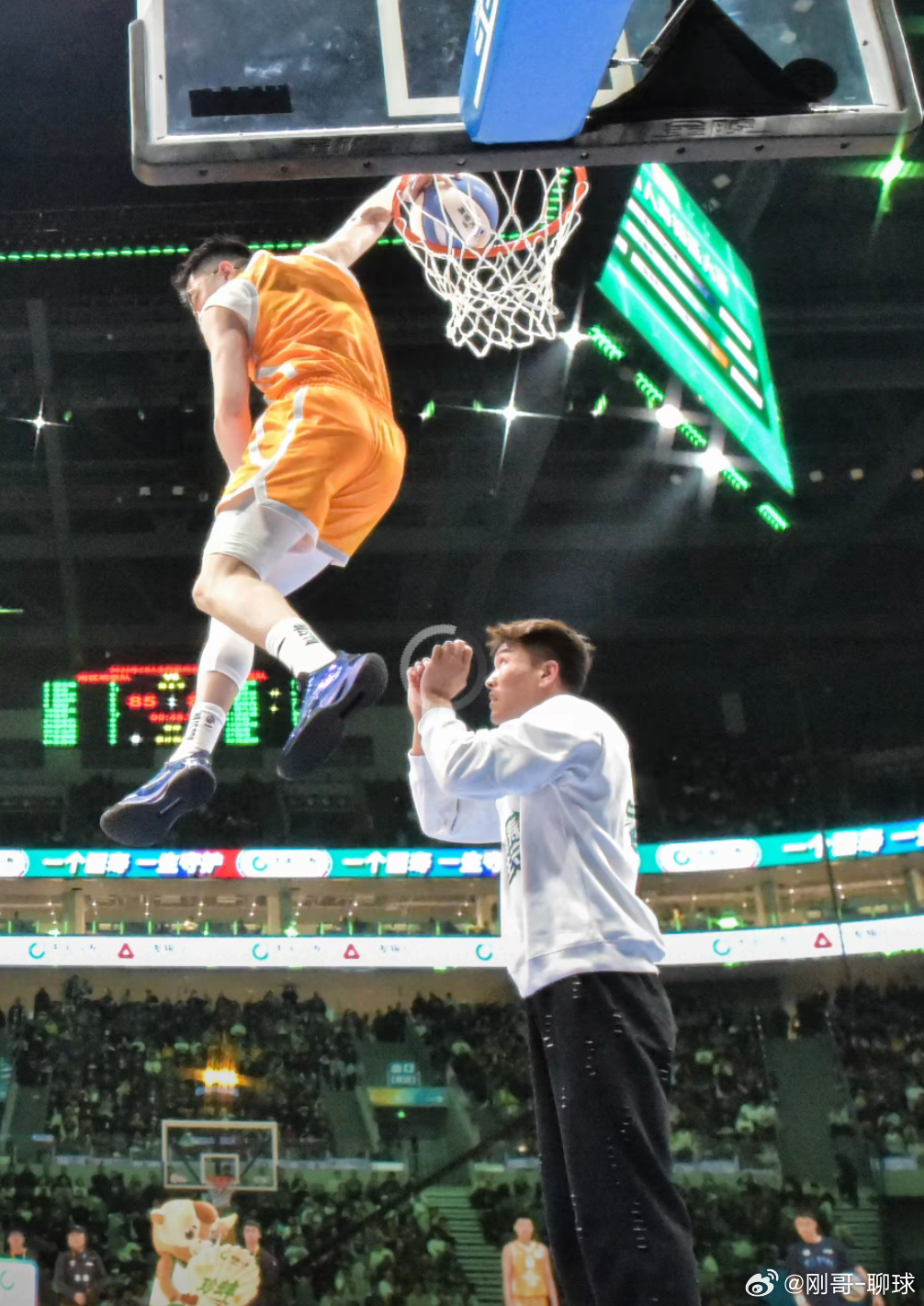 CBA扣篮大赛封神夜：外卡张鼎岩三扣全满分 加赛飞跃徐昕力克俞泽辰夺冠cba全明
