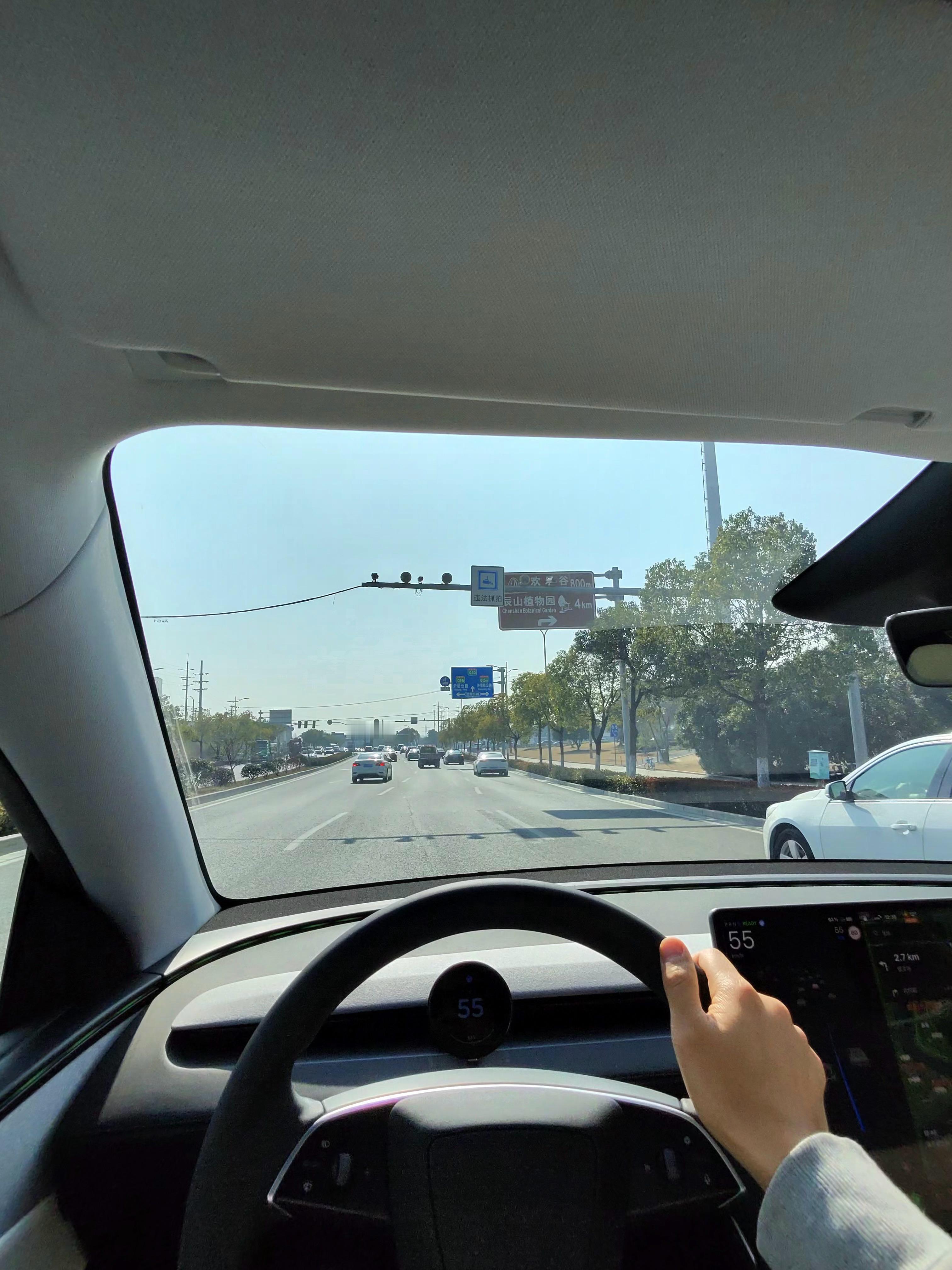 上海有很多这种路，纯纯的直道然后三车道硬分四车道，最左是掉头位。于是就有几种司机