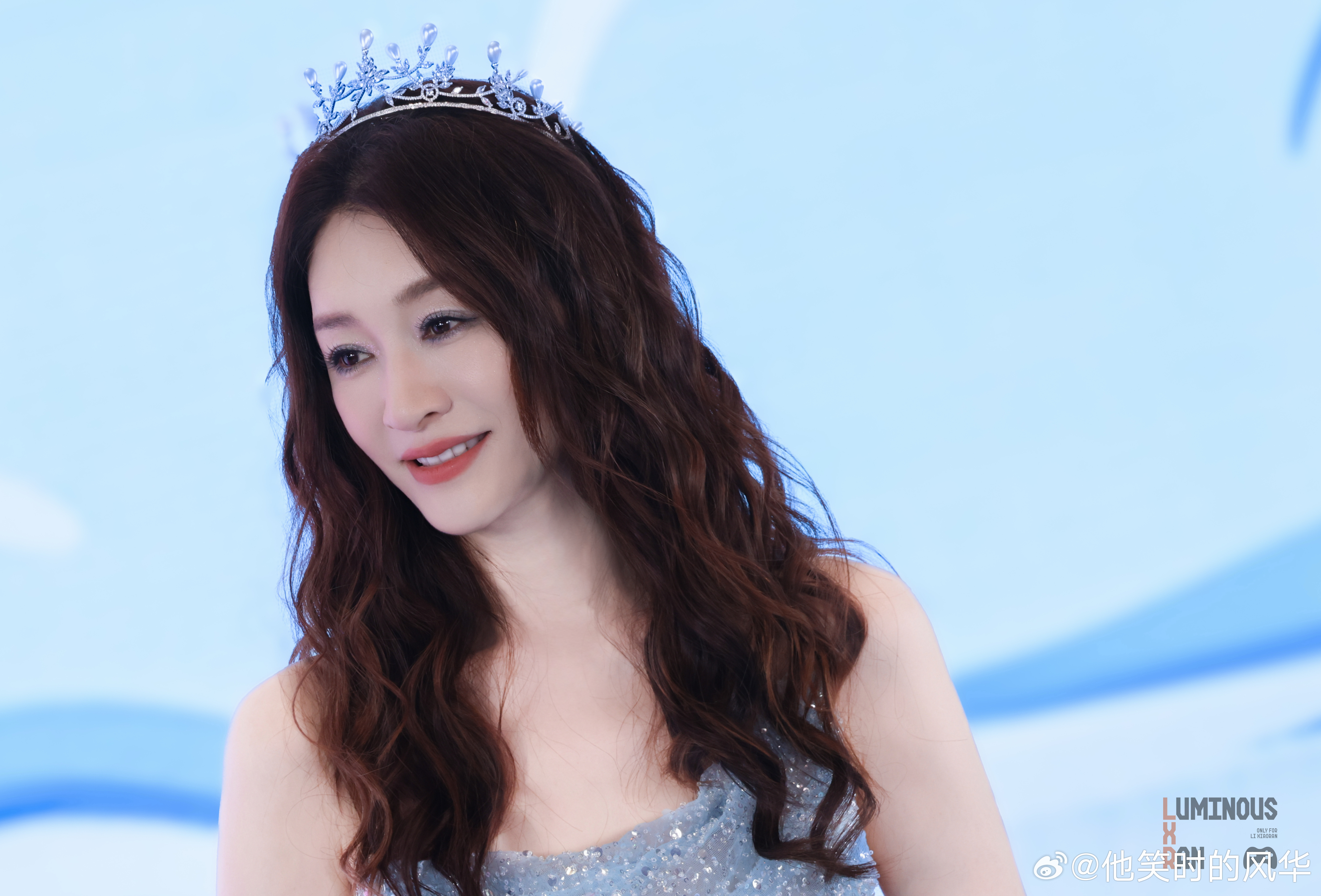 李小冉就这么温柔地扇我 虽满脸疑惑仍照做，轻轻两下挥手藏着温柔，又美又萌，心都化