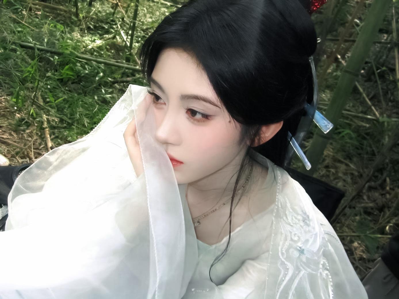 清冷阿黛～～～🍃🍃🍃鞠婧祎 《来战》阿黛白衣+像筷子的簪子头饰 ​ ​​​