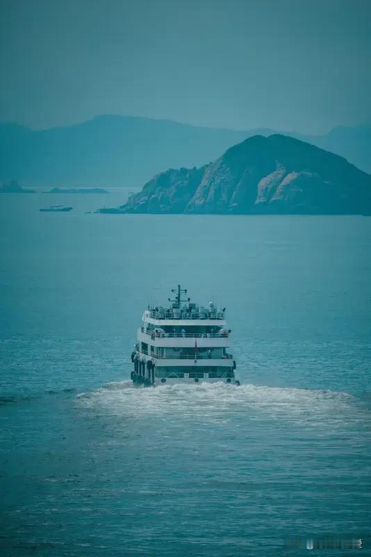 人生之章

人生是一场未知的远航，
在岁月的波涛里独自闯荡。
出发时怀揣着五彩的