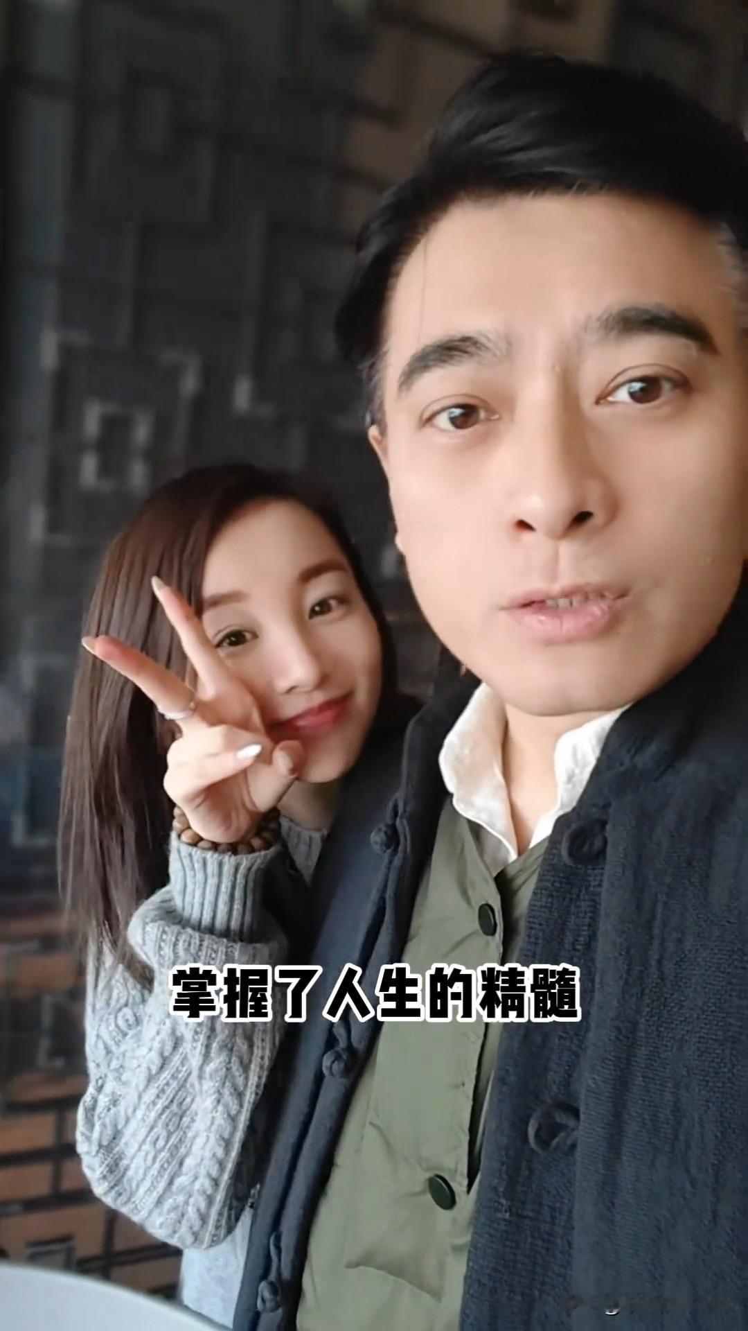 1月18日，陈龙更新父母聚餐vlog，妻子章龄之特地给婆婆准备了礼物。

陈龙一