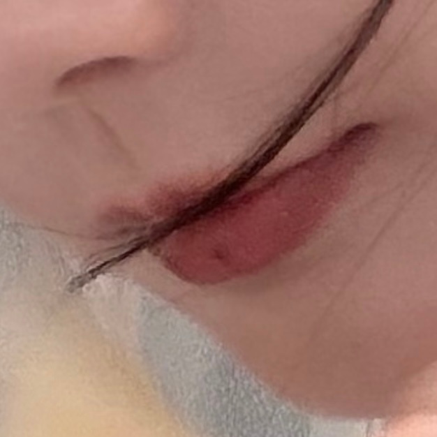 感觉好久没看到有图片拍出 此女如此清晰的唇心痣了好涩呀。。吻上。。。 李一桐范云