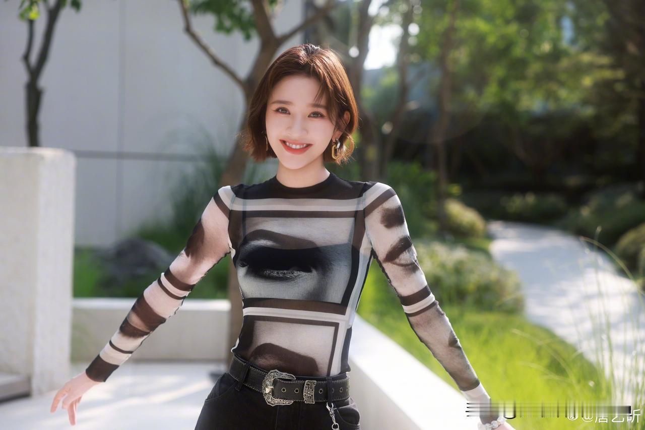 唐艺昕分享图片
