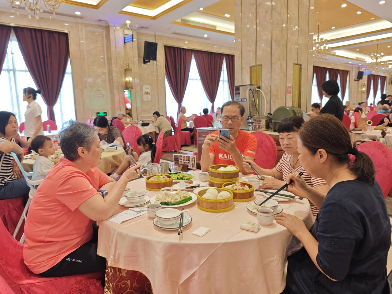 今天午茶于海东区大海湾酒楼，捕提到一动一静画面入镜：动态画面，一菜式拼盆造型新频