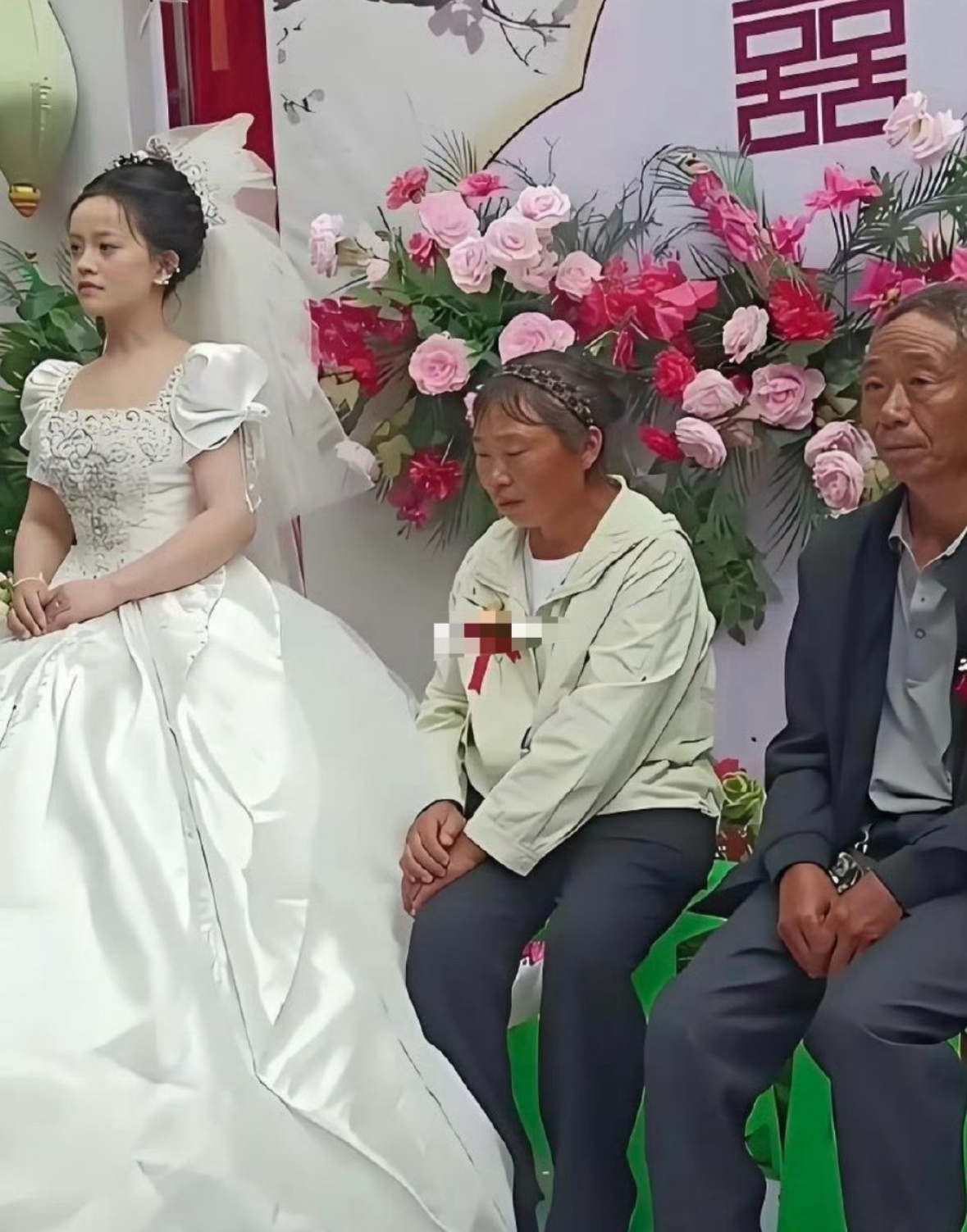感觉好心酸 父母都这样了隆重的婚礼