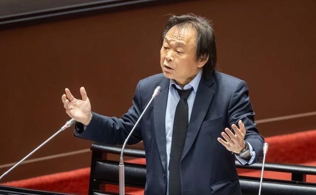 对于野党联合“弹劾”赖清德，民进党“立委”王世坚受访时，直言确实是过了，朝野之间