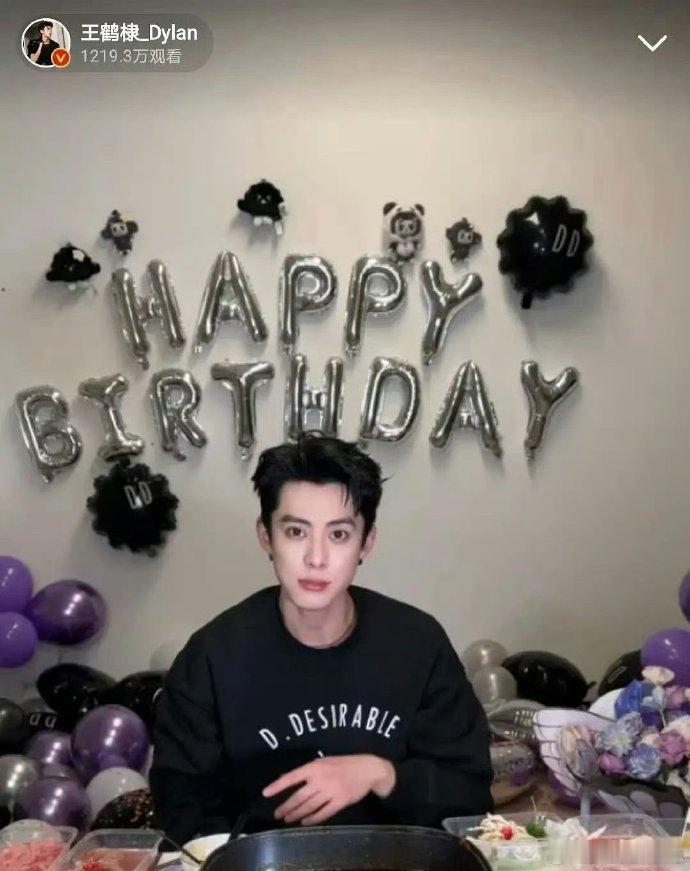 很少关注明星直播，王鹤棣生日直播吸引超1200万观众，这人气真惊人！ 