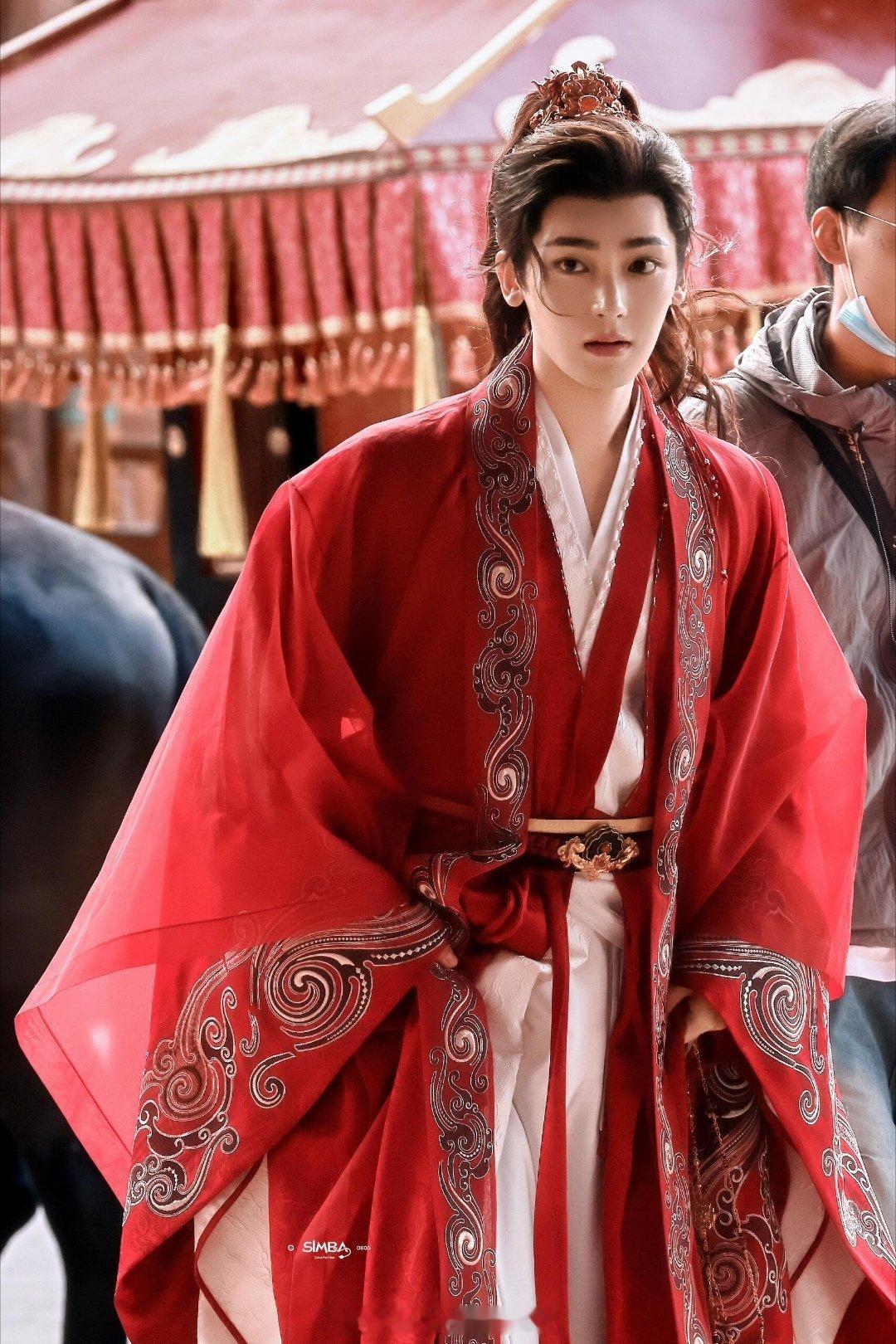骑马迎亲的无衣哥哥侯明昊雀骨大婚造型侯明昊雀骨婚服路透 ​​​