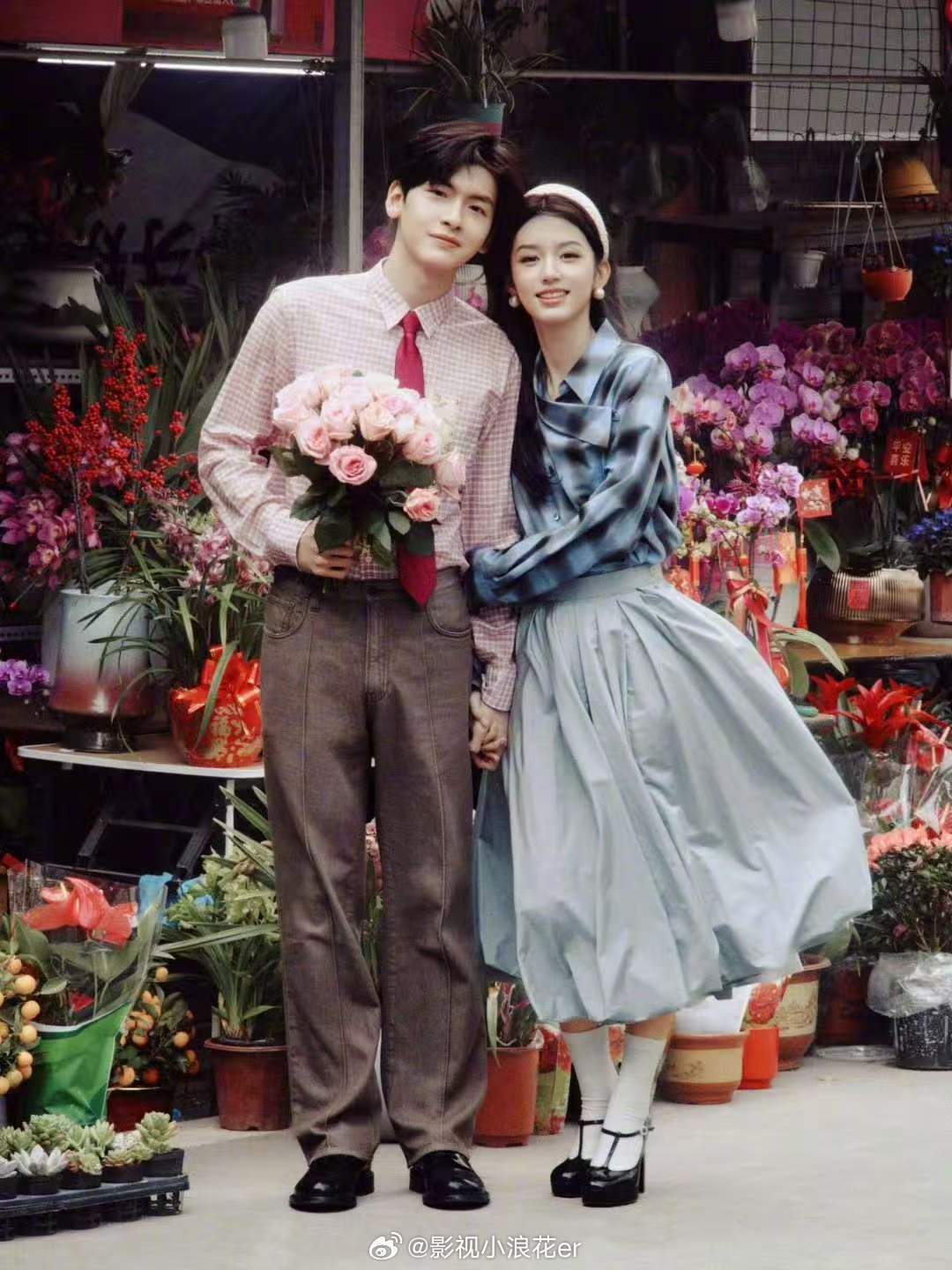 翟潇闻抱周也周也翟潇闻剧宣周也演技 周也和翟潇闻为《你好1983》剧宣，周也手持