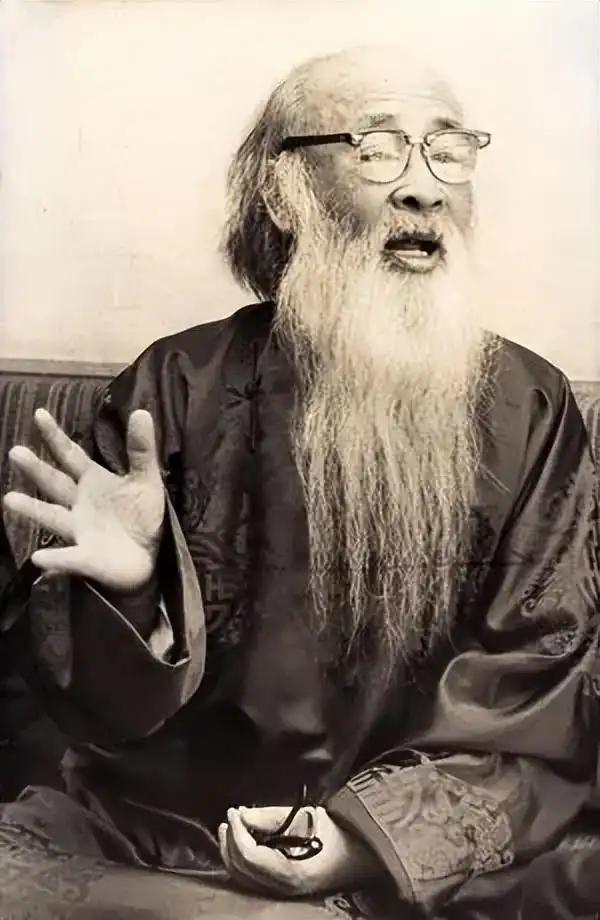 1952年的一天，18岁的山田喜美子站在53岁的张大千面前，脱下所有衣服，涨红着