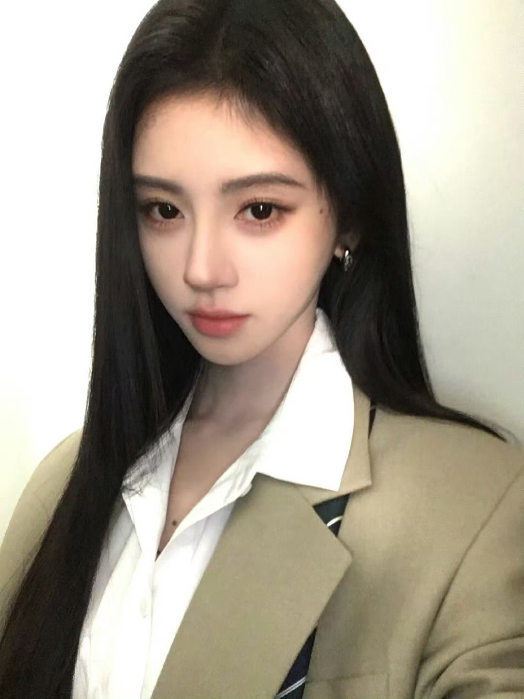 鞠婧祎又展示了一波鞠式美学 不是学院风驾驭了鞠婧祎，是她把鞠式精致焊进了学院感里