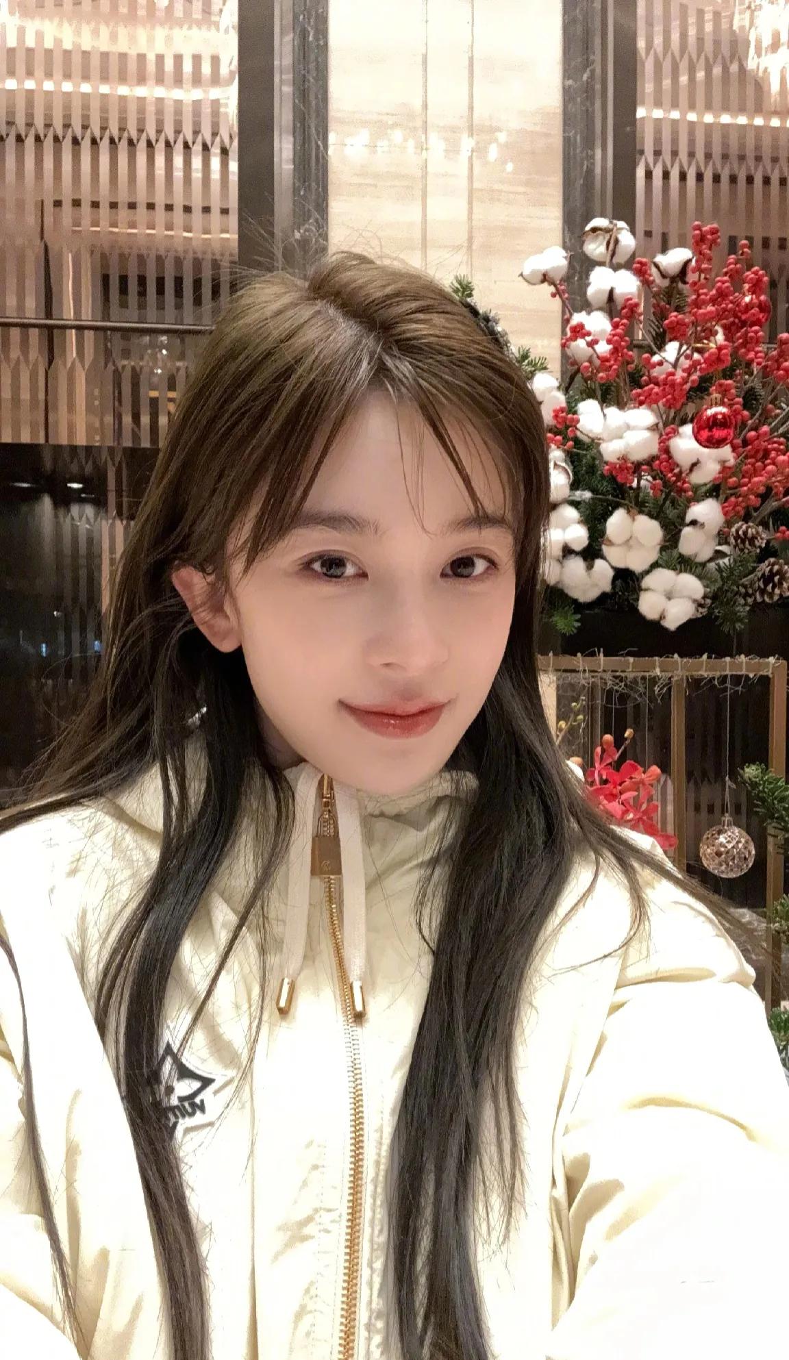 演员赵樱子晒自拍照，变化好大啊！照片中，赵樱子长发披肩，妆容精致，看起来十分纯情