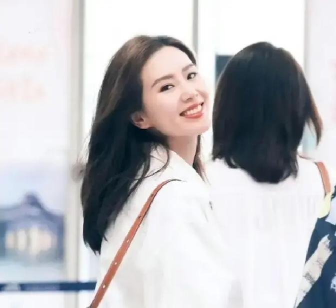 首日2200万，刘诗诗又赢麻了
 
这数字把同期仙侠全甩在身后。《淮水竹亭》上线