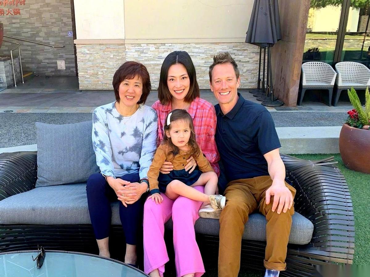 香港四大天王之一的郭富城，居然跑到前女排国手马蕴雯家里做客了。
就，很突然，但你