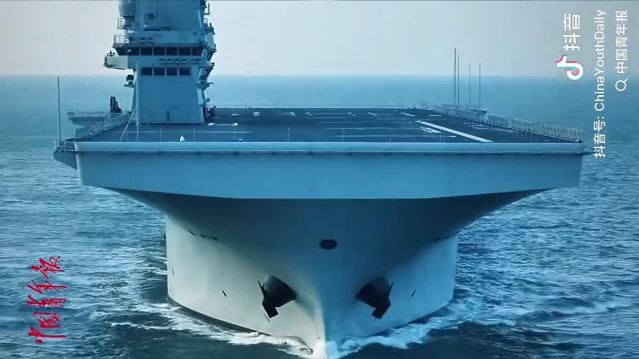 转发中国青年报视频，076首舰四川舰海试绝美视频截图，平板航母就是帅，虽然没有福