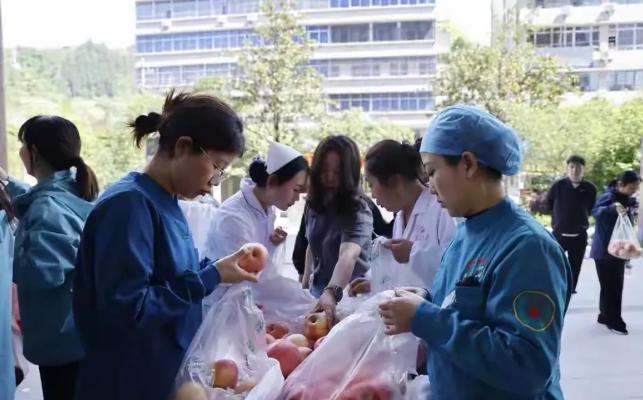 彻底破防了！陕西延安的吉耀仲，今年44岁，五一假期自己开货车拉着满满8000多斤