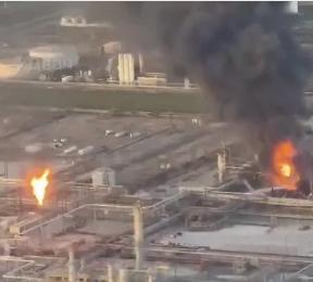 美国第八大炼油厂因爆炸导致厂区瘫痪
  美国波特阿瑟炼油厂位于墨西哥湾沿岸的"炼