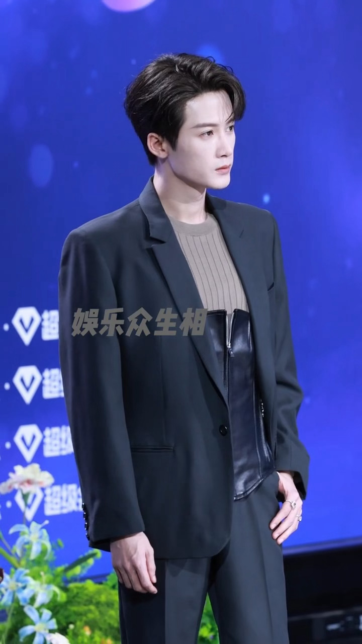 短暂回归现代人的家主大人檀健次皮革束腰西装造型