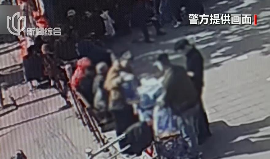 一提卷纸换走2万养老钱！这波新型诈骗，专挑老人下狠手。
 
路边免费送东西的套路
