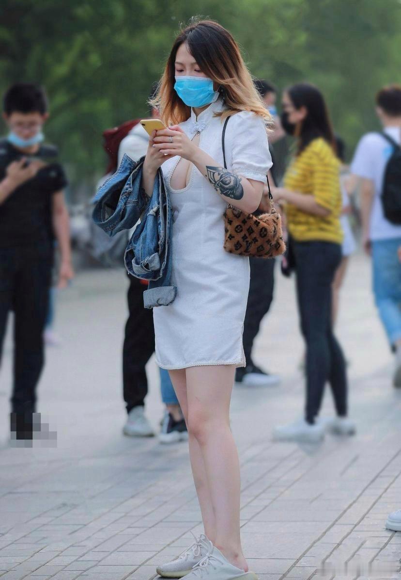 火车站偶遇一小姐姐，水滴领连衣裙配穆勒鞋，简直美翻啦！我网上翻了个底朝天都没找到